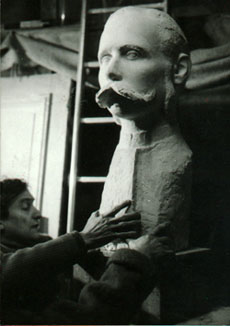 Janvier 1984, Pierre Lagnie prparant le buste de Ludovic Trarieux en vue de son inauguration  Bordeaux